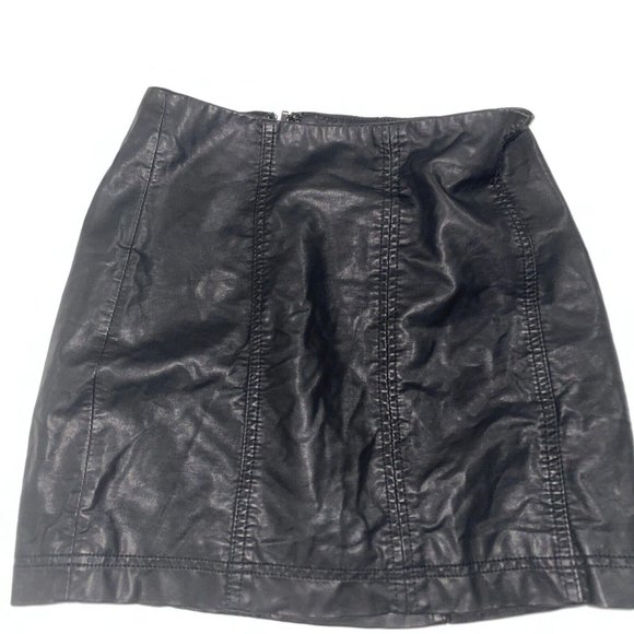 FREE PEOPLE modern Femme vegan leather MINI skirt in BLACK sz 2 - VGUC - Picture 1 of 6